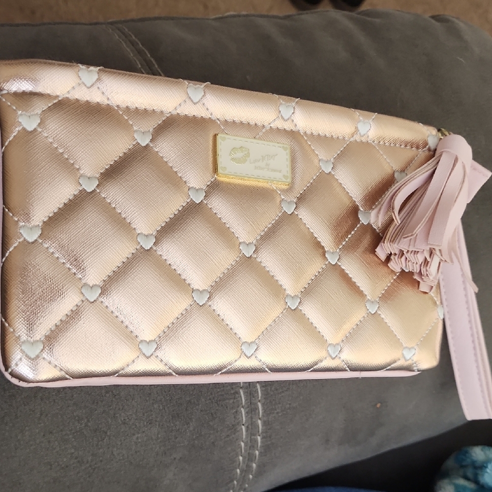 Betsey Johnson Luv Betsey Rose Gold Quilted Heart Cosmetic Bag Tassel - Picture 6 of 8